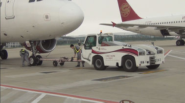 China Betrouwbare de Tractor Vierwielige Leiding van het Luchthavenslepen, Gemalen de Dienstmateriaal leverancier